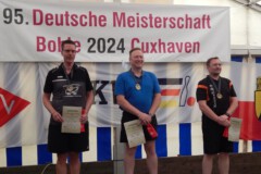 <b>Einzel Herren A</b><br>
2. Platz Jörn Cordes (Verein Nordenhamer Sportkegler)<br>
1. Platz Jens Kohlenberg (KV Bremerhaven)<br>
3. Platz André Franke (Berliner SKV)