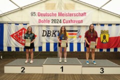 <b>Einzel U23 weiblich</b><br>
2. Platz Nele Zimmermann (KV Börde)<br>
1. Platz Lucy Lindner (SKV Seenplatte/Vorpommern)<br>
3. Platz Merle Stöhrmann (SG Kiel)