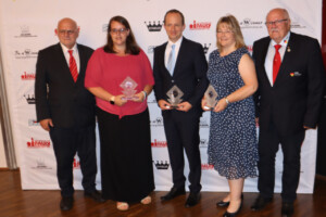 <b>DKB-Gala des Kegel- und Bowlingsports 2023</b><br />
DBKV-Präsident Dieter Arnold,<br />
Sportlerin des Jahres Claudia Sponholz,<br />
Sportler des Jahres André Krause,<br />
Trainerin des Jahres Andrea Schultz und<br />
DKB-Präsident Uwe Oldenburg<br />
(von links nach rechts)