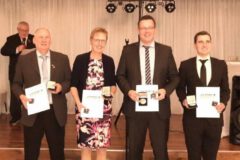 erhielten für den 5. Einsatz in der Nationalmannschaft die silberne Plakette "Nationalspieler(in)" und die Ehrennadel des DBKV in Bronze (v.l.n.r.:)<br>
Torsten Möller (Cuxhaven), Kerstin Falldorf (Peine),<br>
Jan Stender (Oldenburg), Richard Albrecht (Binde)