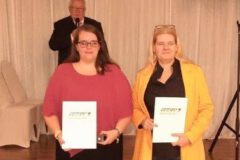 erhielten für den 15. Einsatz in der Nationalmannschaft die silberne Ehrennadel des DBKV (v.l.n.r.:)<br>
Claudia Sponholz (Waren/M),<br>
Christiane Gebauer (Hamburg)