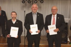 erhielten die silberne Ehrennadel des DBKV (v.l.n.r.:)<br> Sascha Hoppe (Bremerhaven - Schiedsrichter),<br>
Stefan Onken (Bremerhaven - 1. Vorsitzender KV Bremerhaven),<br>
Stefan Clauß (Vorstand KV Bremerhaven)