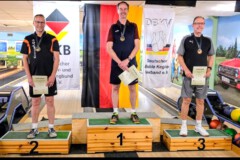 <b>Einzel Herren B</b><br>
2. Platz Gerhard Omak (Berliner SKV)<br>
1. Platz Carsten Blume (Vereinigung Hannoverscher Kegler von 2000)<br>
3. Platz Bernd Schönberger (Keglerverein Wolfsburg und Umgebung)