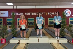 <b>Einzel Damen A</b><br>
2. Platz Ingrid Cassube (Berliner SKV)<br>
1. Platz Claudia Lippka (SG Weser)<br>
3. Platz Carmen Bötjer (SG Weser)