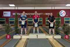 <b>Einzel Herren A</b><br>
2. Platz Jörn Kemming (SG Kiel)<br>
1. Platz Carsten Dirks (Husumer SV seit 1875)<br>
3. Platz André Franke (Berliner SKV)